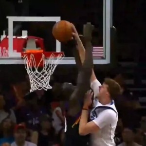 大学同学不留情面！弗拉格欲劈扣，马卢阿奇送上排球大帽